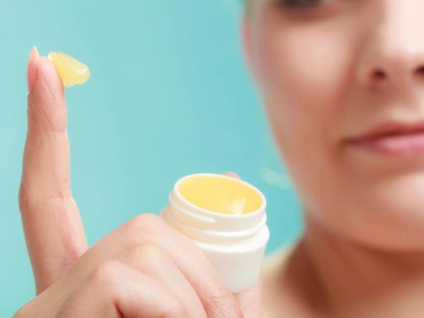 晚上厚厚抹一層凡士林，兩三天就會好很多。