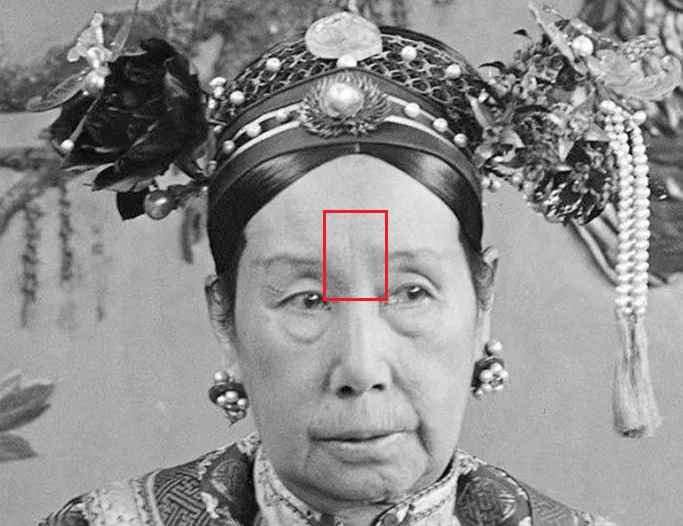 慈禧太后的眉間有明顯的一條紋路